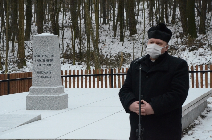 25.01.2021. Uroczystość na odnowionym cmentarzu ofiar Holokaustu w Wolbromiu. Fot. Janusz Ślęzak (IPN)