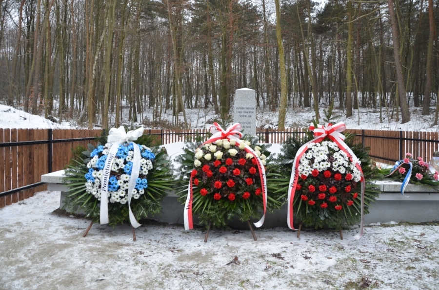 25.01.2021. Uroczystość na odnowionym cmentarzu ofiar Holokaustu w Wolbromiu. Fot. Janusz Ślęzak (IPN)