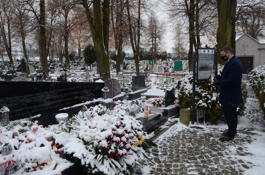 27.01.2021. Cmentarz w Brzeszczach. Mogiła ofiar marszu śmierci z KL Auschwitz. Fot. Janusz Ślęzak (IPN)