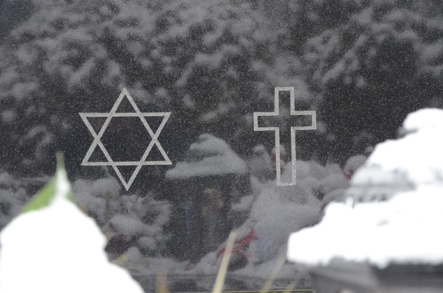 27.01.2021. Cmentarz w Brzeszczach. Mogiła ofiar marszu śmierci z KL Auschwitz. Fot. IPN