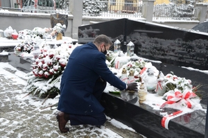27.01.2021. Cmentarz w Brzeszczach. Mogiła ofiar marszu śmierci z KL Auschwitz. Fot. Janusz Ślęzak (IPN)