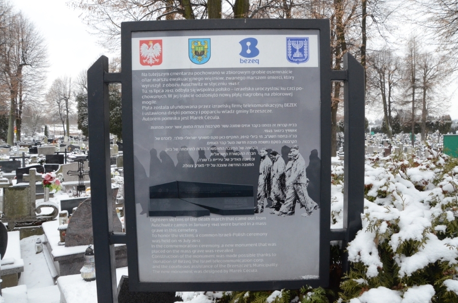 27.01.2021. Cmentarz w Brzeszczach. Mogiła ofiar marszu śmierci z KL Auschwitz. Fot. Janusz Ślęzak (IPN)