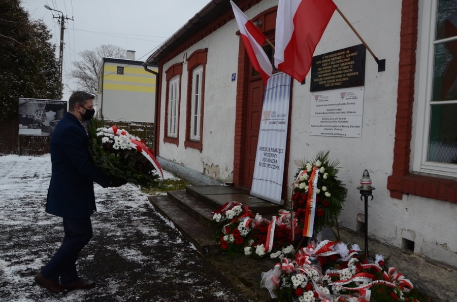 27.01.2021. Budynek w Brzeszczach Borze, gdzie mieściła się karna kompania kobiet KL Auschwitz. Fot. Janusz Ślęzak (IPN)