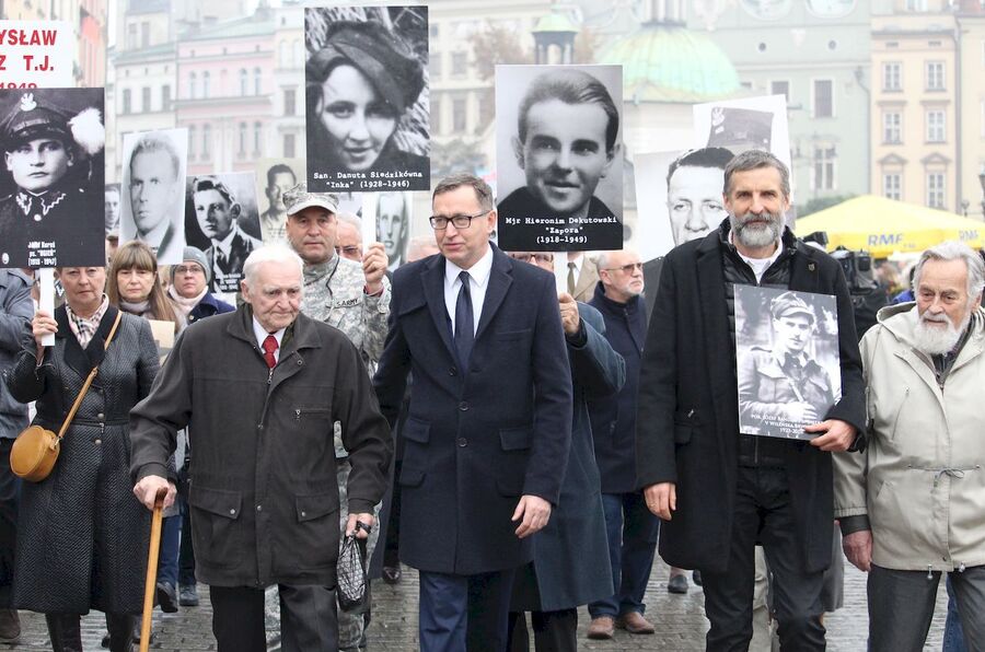 Por. Wacław Szacoń „Czarny” w pochodzie podczas krakowskich Zaduszek za Żołnierzy Wyklętych. Fot. IPN
