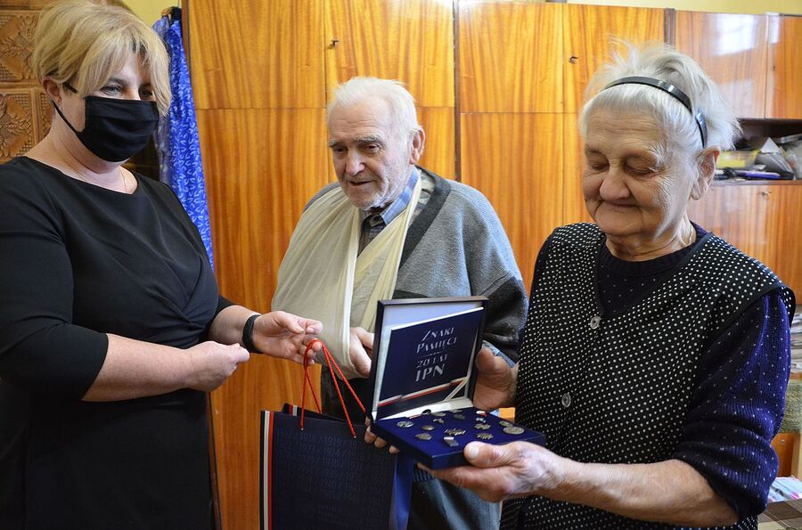 Por. Wacław Szacoń „Czarny” skończył 95 lat. IPN odwiedził go z życzeniami. Fot. Janusz Ślęzak (IPN)