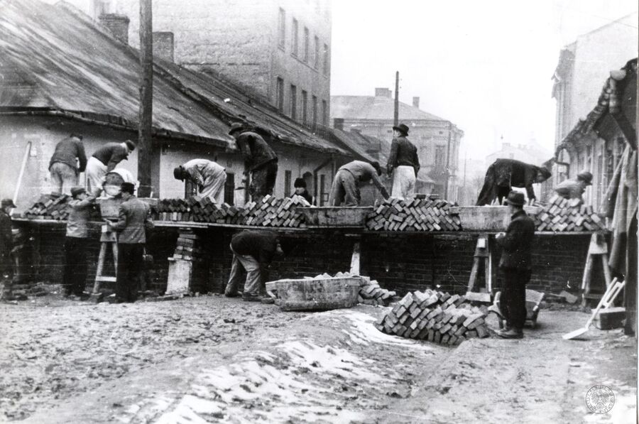 Budowa muru getta w Podgórzu. Fot. ze zbiorów IPN w Krakowie