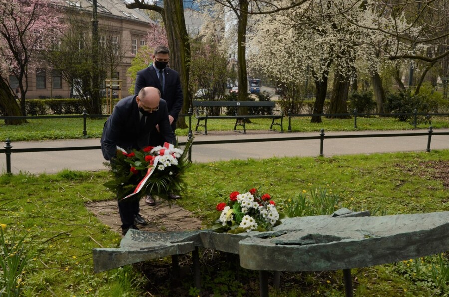 Złożenie kwiatów w miejscu pamięci przez zastępcę prezesa IPN dr. Mateusze Szpytmę i dyrektora krakowskiego oddziału dra hab. Filipa Musiała - fot. Janusz Ślęzak (IPN)