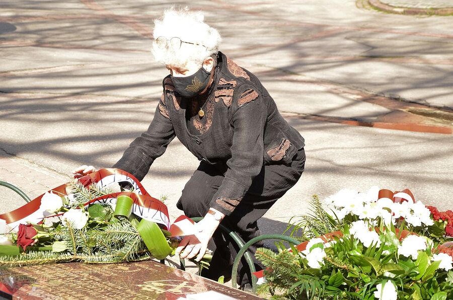 30.04.2021. W 76. rocznicę wyzwolenia KL Ravensbrück w Krakowie oddano hołd ofiarom niemieckich obozów koncentracyjnych. Fot. Janusz Ślęzak (IPN)