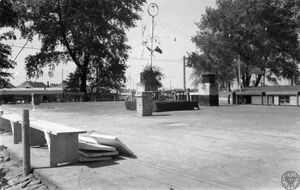 Dach krematorium I w obozie KL Auschwitz, na którym w maju 1945 r. czerwonoarmiści urządzili sobie plac zabaw. Fot. ze zbiorów IPN