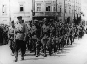 Demonstracja siły Armii Czerwonej podczas pogrzebu oficerów sowieckich zlikwidowanych przez polskie podziemie niepodległościowe. Zdjęcie propagandowe, ok. 1946 r. Fot. ze zbiorów IPN
