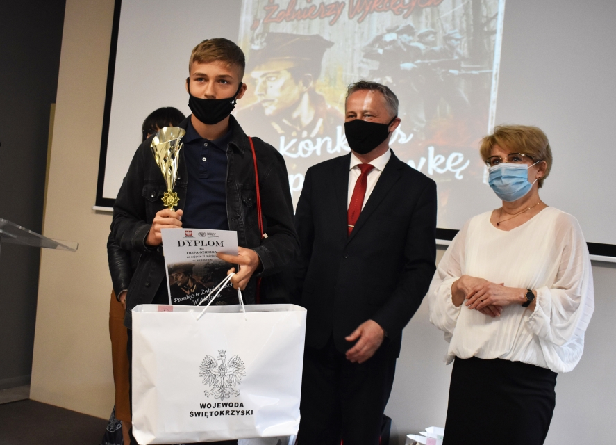 W Kielcach wręczono nagrody laureatom konkursu „Pamięć o Żołnierzach Wyklętych”. Fot. Katarzyna Pronobis (IPN)