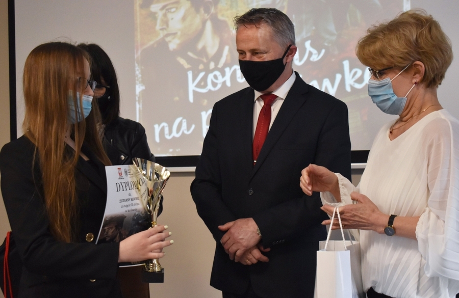 W Kielcach wręczono nagrody laureatom konkursu „Pamięć o Żołnierzach Wyklętych”. Fot. Katarzyna Pronobis (IPN)