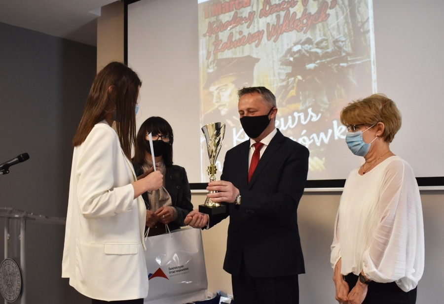 W Kielcach wręczono nagrody laureatom konkursu „Pamięć o Żołnierzach Wyklętych”. Fot. Katarzyna Pronobis (IPN)