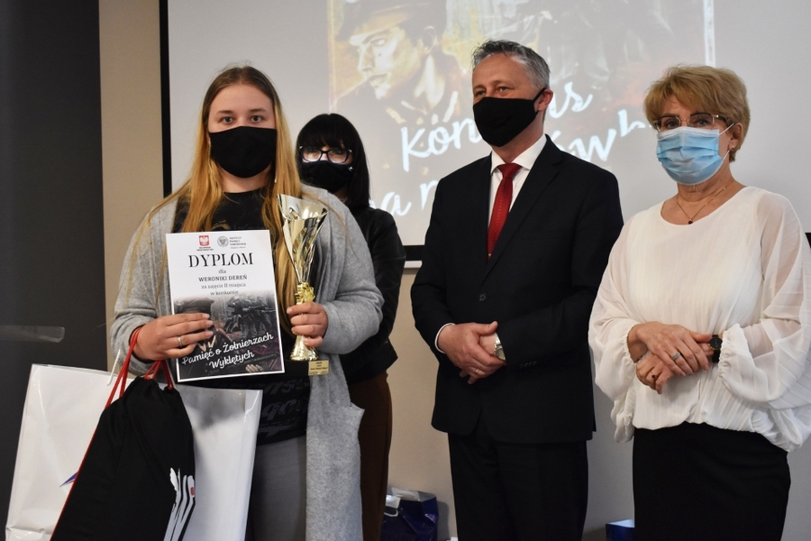 W Kielcach wręczono nagrody laureatom konkursu „Pamięć o Żołnierzach Wyklętych”. Fot. Katarzyna Pronobis (IPN)