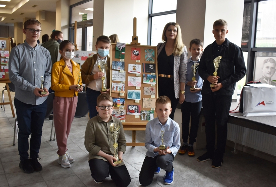 W Kielcach wręczono nagrody laureatom konkursu „Pamięć o Żołnierzach Wyklętych”. Fot. Katarzyna Pronobis (IPN)