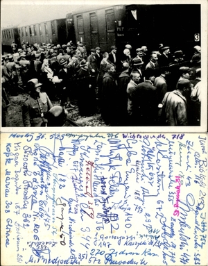 Fotokopia z fotografii przedstawiającej załadunek więźniów pierwszego transportu do KL Auschwitz (Tarnów, 14 czerwca 1940 r.). Na odwrocie podpisy więźniów, zebrane po zakończeniu wojny. Fot. Archiwum IPN