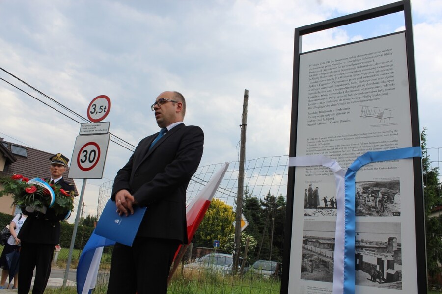 W Krakowie odsłonięto dwie tablice pamięci ofiar niemieckich obozów pracy przymusowej - fot. Żaneta Wierzgacz IPN
