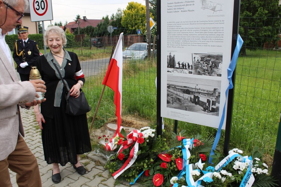 W Krakowie odsłonięto dwie tablice pamięci ofiar niemieckich obozów pracy przymusowej - fot. Żaneta Wierzgacz IPN