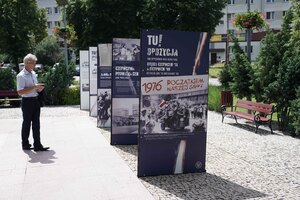 W Starachowicach zaprezentowano plenerową wystawę IPN „TU rodziła się opozycja. Między Czerwcem ’76, a Sierpniem ’80” - fot. Michał Zawisza (IPN)