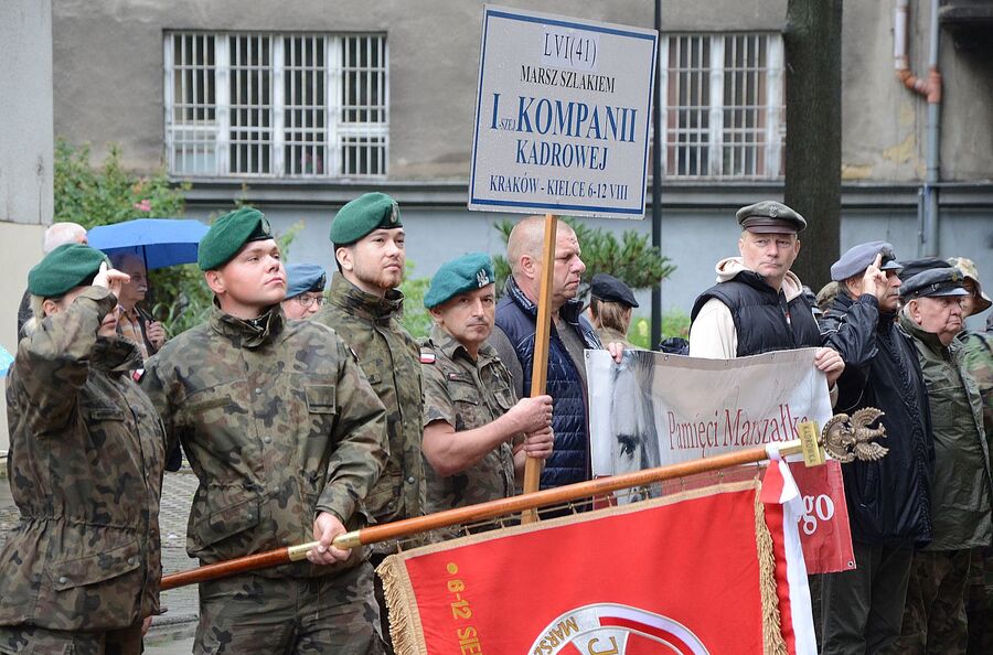 Uczestnicy 56. Marszu Szlakiem I Kompanii Kadrowej wyruszyli na trasę. Fot. Janusz Ślęzak (IPN)