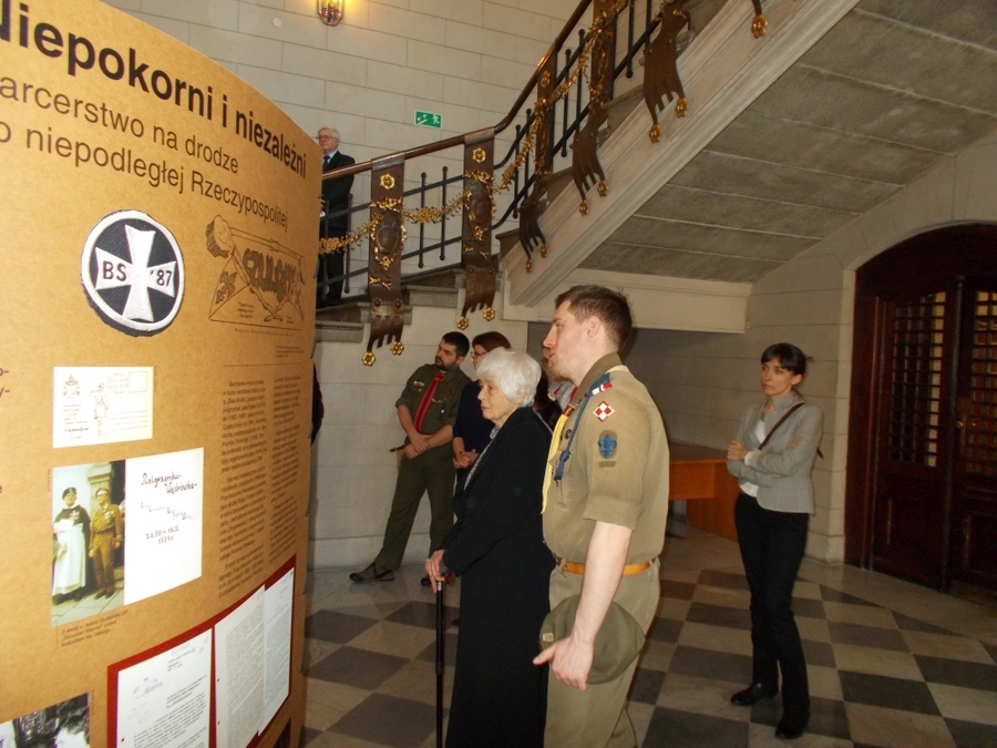 Wdowa po wybitnym krakowskim instruktorze harcerskim - hm Ryszardzie Wciśle HR, któremu jest poświęcona jedna z plansz wystawy 