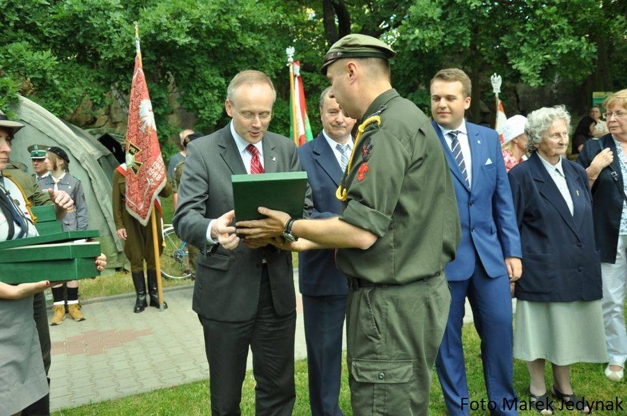 Prezes IPN dr Łukasz Kamiński odbiera podziękowanie 