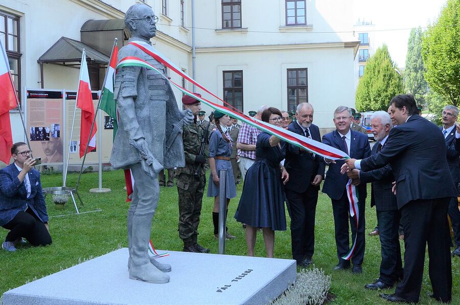 Odsłonięcie pomnika Pála Telekiego w Krakowie. Fot. Janusz Ślęzak (IPN)