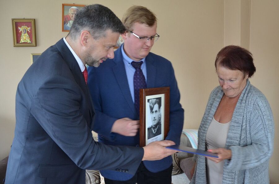 W imieniu rodziny Leona Zagaty notę identyfikacyjną odebrała jego siostrzenica, Krystyna Brejak. Fot. Janusz Ślęzak (IPN)