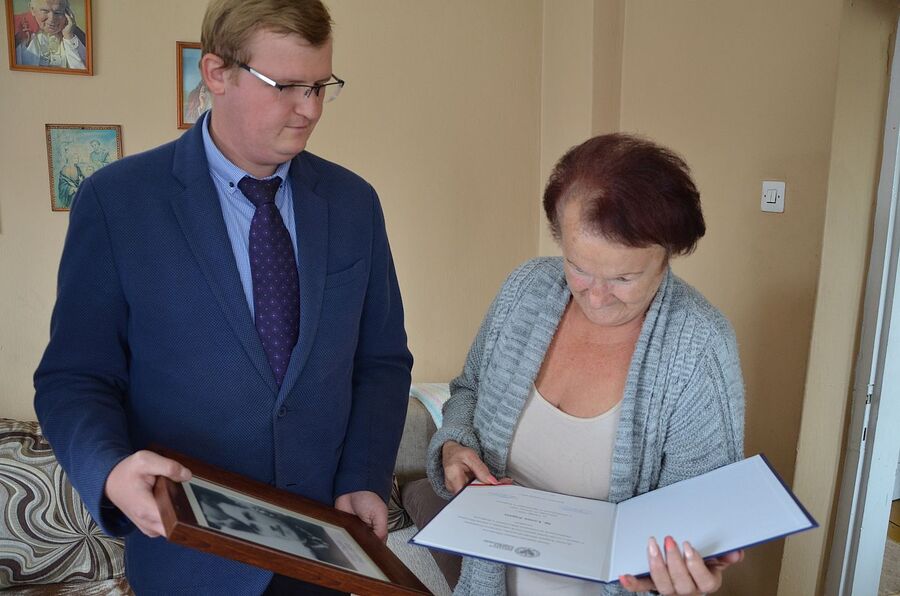 W imieniu rodziny Leona Zagaty notę identyfikacyjną odebrała jego siostrzenica, Krystyna Brejak. Fot. Janusz Ślęzak (IPN)