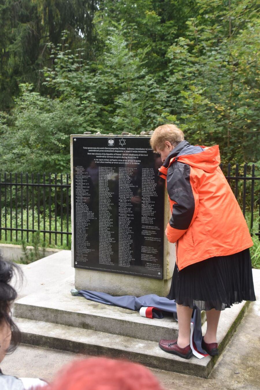 W Rabce odsłonięto tablicę upamiętniającą Żydów – ofiary Holokaustu. Fot. IPN