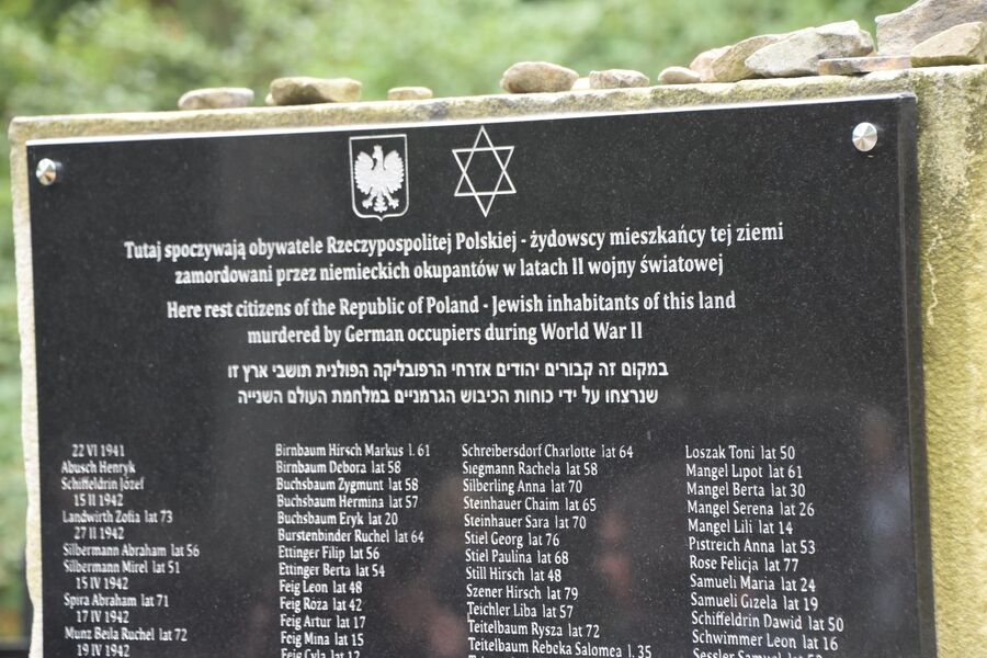 W Rabce odsłonięto tablicę upamiętniającą Żydów – ofiary Holokaustu. Fot. IPN