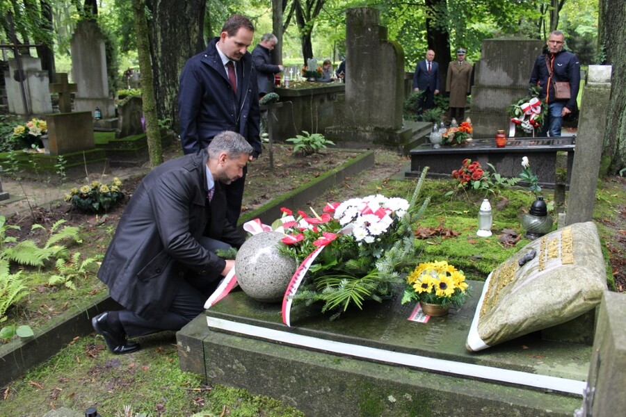 Znicze na grobach westerplatczyków w Krakowie - fot. Żaneta Wierzgacz (IPN Kraków)