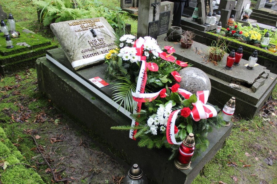 Znicze na grobach westerplatczyków w Krakowie - fot. Żaneta Wierzgacz (IPN Kraków)