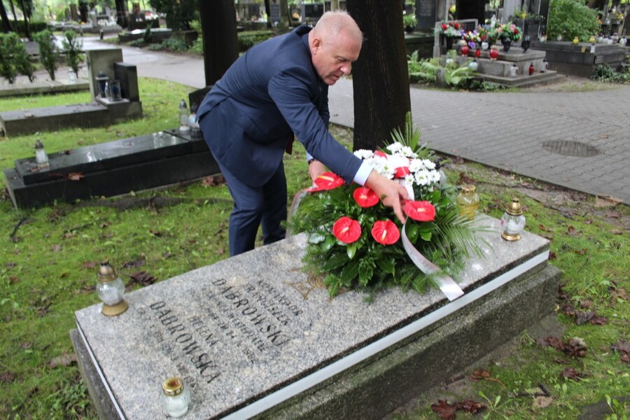 Znicze na grobach westerplatczyków w Krakowie - fot. Żaneta Wierzgacz (IPN Kraków)