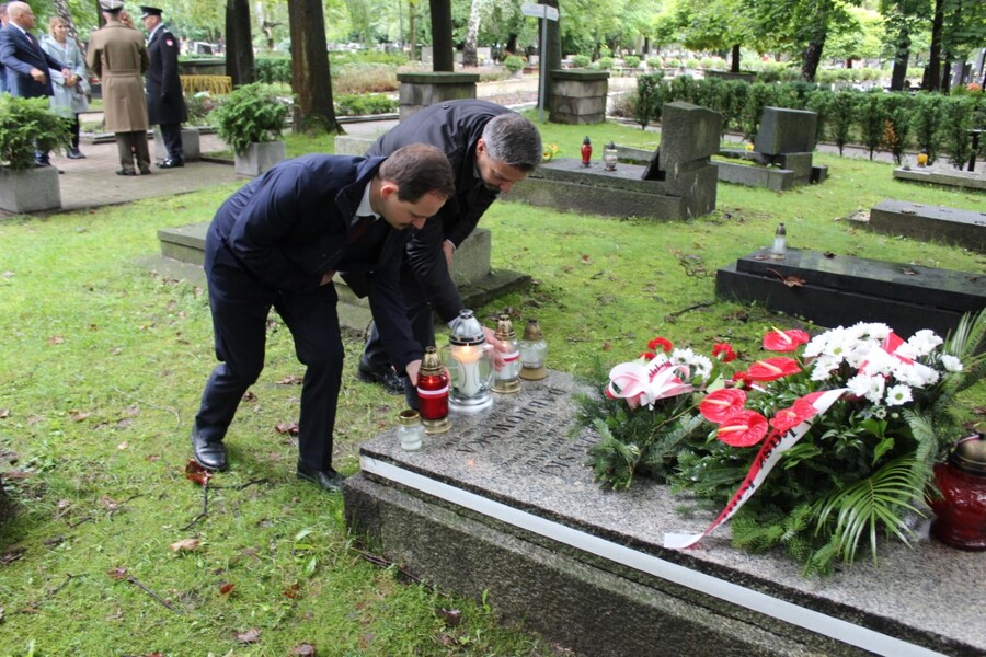 Znicze na grobach westerplatczyków w Krakowie - fot. Żaneta Wierzgacz (IPN Kraków)