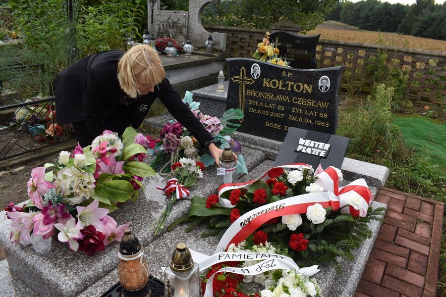 Grób Czesława Kołtona w Sarnówku Dużym. Fot. Katarzyna Pronobis (IPN)
