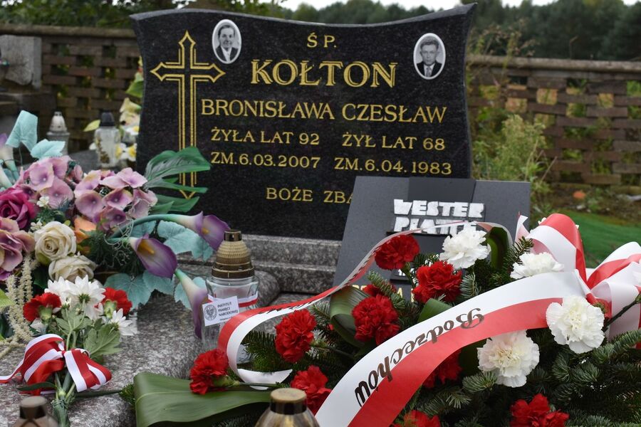 Grób Czesława Kołtona w Sarnówku Dużym. Fot. Katarzyna Pronobis (IPN)