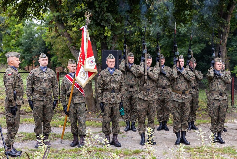 W Klimontowie odsłonięto pomnik 24. Eskadry Rozpoznawczej Armii „Kraków”