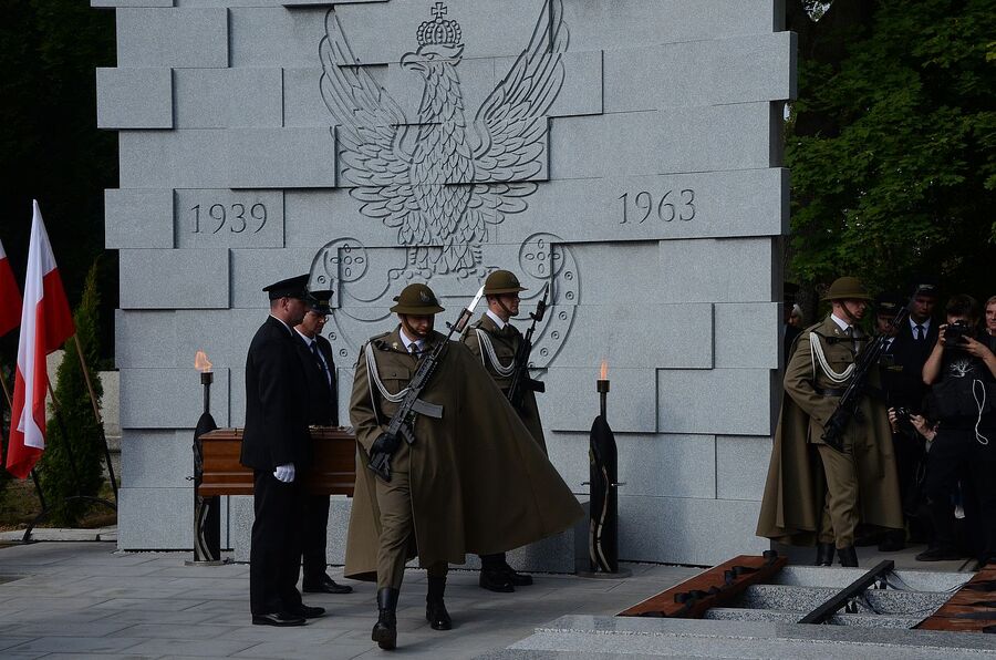 Uroczystości pogrzebowe ks. Gurgacza, Ryszarda Kłaputa i ppor. Zajączkowskiego. Fot. Janusz Ślęzak (IPN)