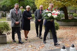 Delegacja IPN złożyła kwiaty na grobie Janusza Kurtyki. Fot. Janusz Ślęzak (IPN)