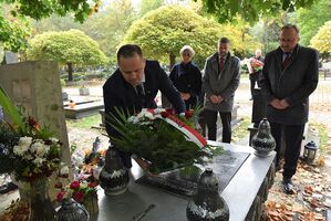 Delegacja IPN złożyła kwiaty na grobie Janusza Kurtyki. Fot. Żaneta Wierzgacz (IPN)