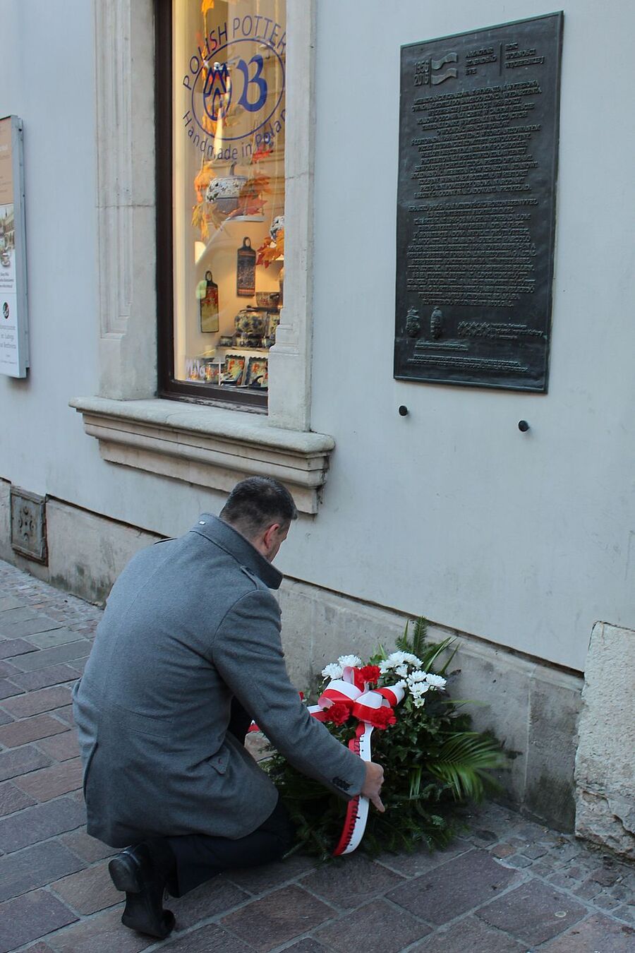 Kwiaty pod tablicą polsko-węgierskiej solidarności. Fot. Janusz Ślęzak (IPN)