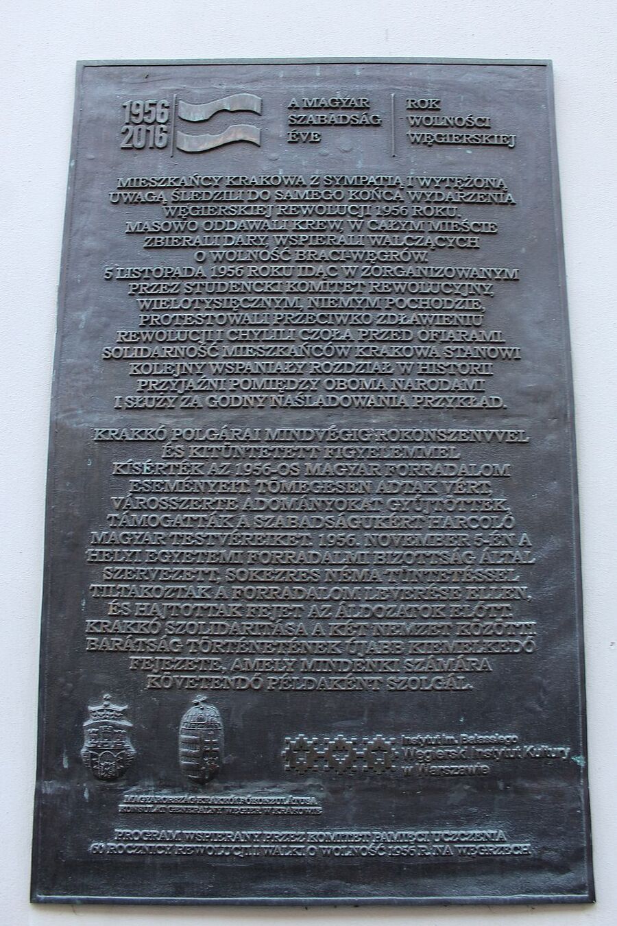 Kwiaty pod tablicą polsko-węgierskiej solidarności. Fot. Janusz Ślęzak (IPN)