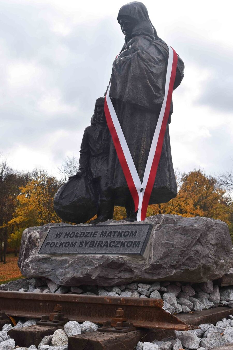 Na kieleckiej Kadzielni odsłonięto pomnik Matki Polki Sybiraczki. Fot. Katarzyna Pronobis (IPN)