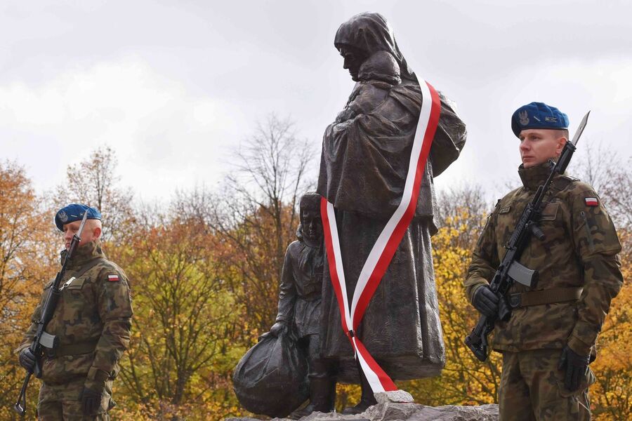 Na kieleckiej Kadzielni odsłonięto pomnik Matki Polki Sybiraczki. Fot. Katarzyna Pronobis (IPN)