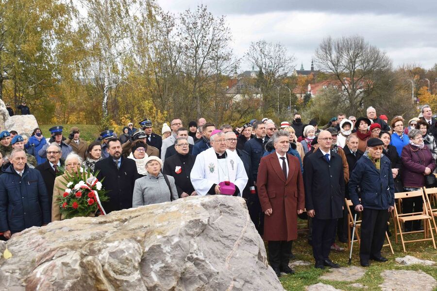 Na kieleckiej Kadzielni odsłonięto pomnik Matki Polki Sybiraczki. Fot. Katarzyna Pronobis (IPN)