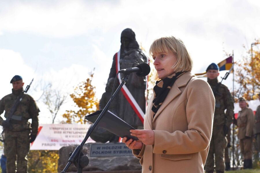 Na kieleckiej Kadzielni odsłonięto pomnik Matki Polki Sybiraczki. Fot. Katarzyna Pronobis (IPN)