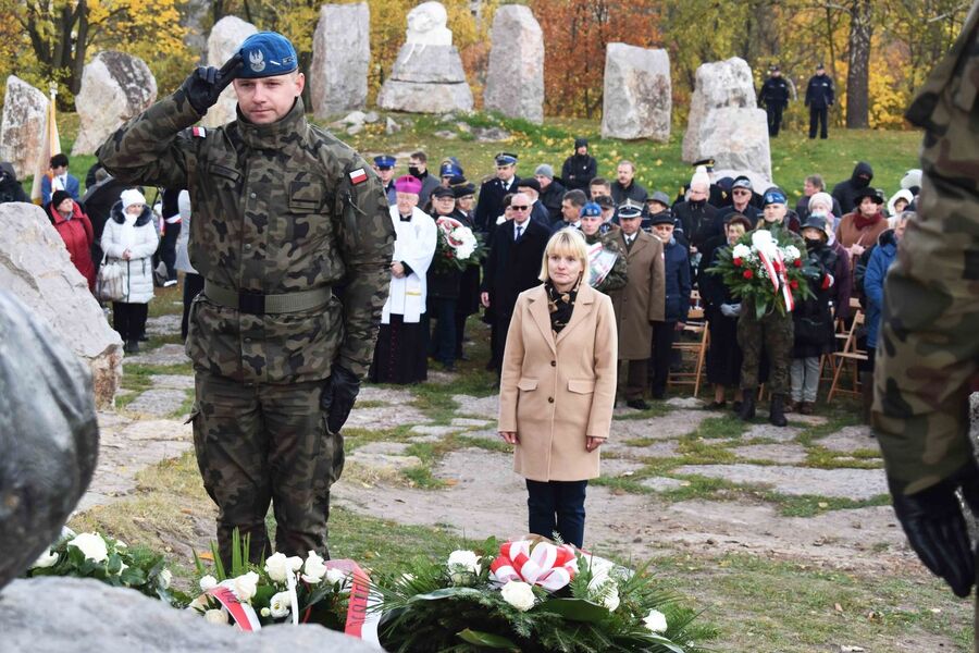 Na kieleckiej Kadzielni odsłonięto pomnik Matki Polki Sybiraczki. Fot. Katarzyna Pronobis (IPN)