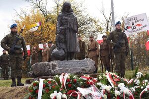 Na kieleckiej Kadzielni odsłonięto pomnik Matki Polki Sybiraczki. Fot. Katarzyna Pronobis (IPN)