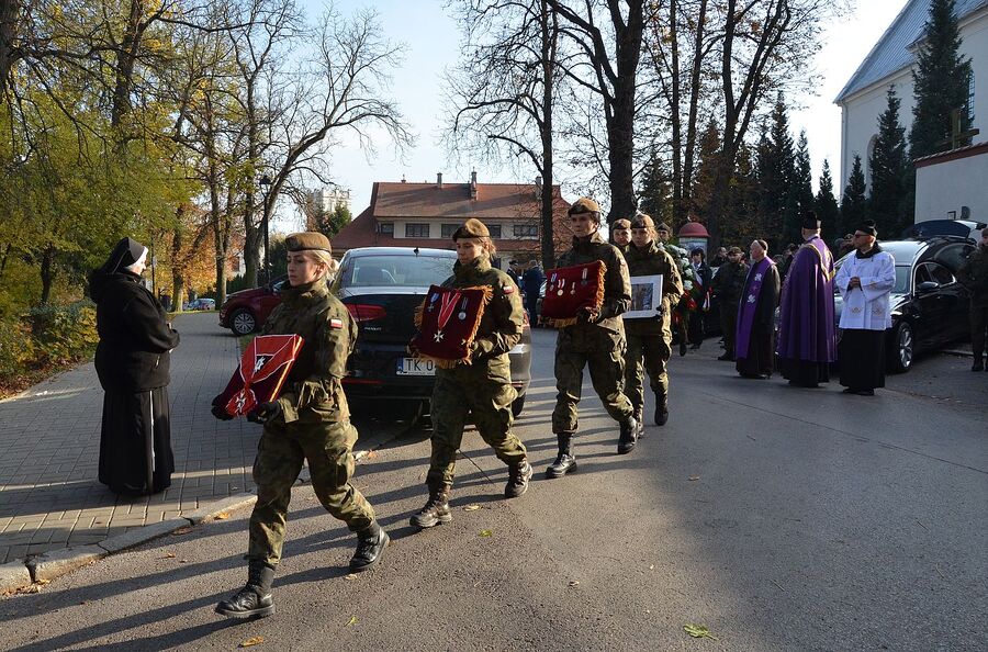 Uroczystości pogrzebowe ppłk. Janusza Kamockiego „Mamuta”. Fot. Janusz Ślęzak (IPN)